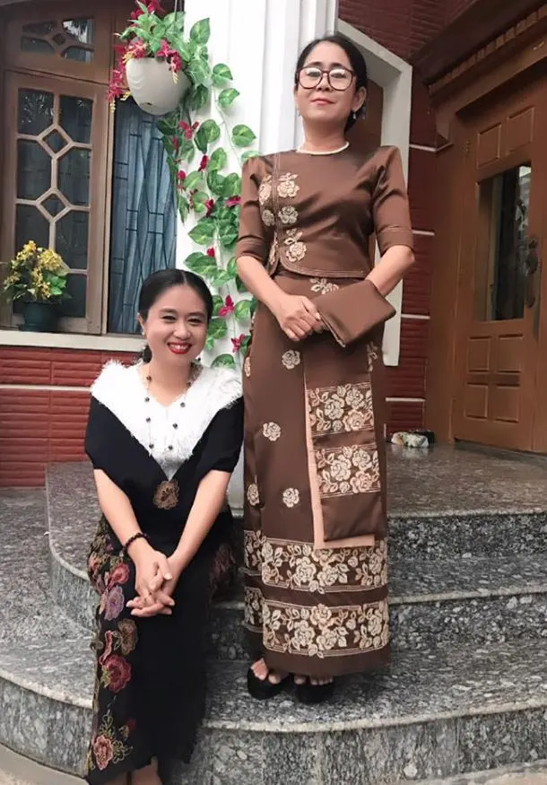 Lin Zar Ni Zaw is happy with her sister on the beach