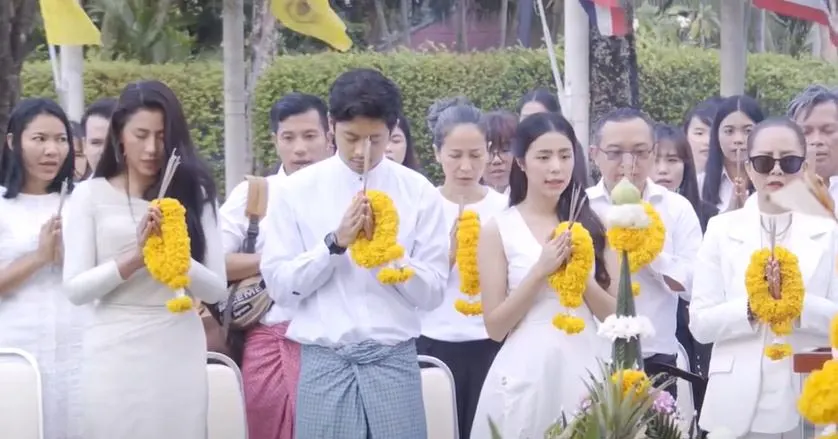 Actor Dong is surrounded by beautiful actresses in Thailand