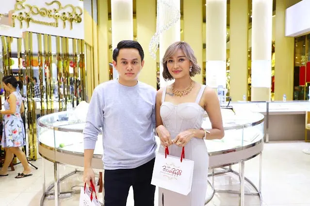 Sein Phyo and Yi Yi Pwint Phyu are shopping together