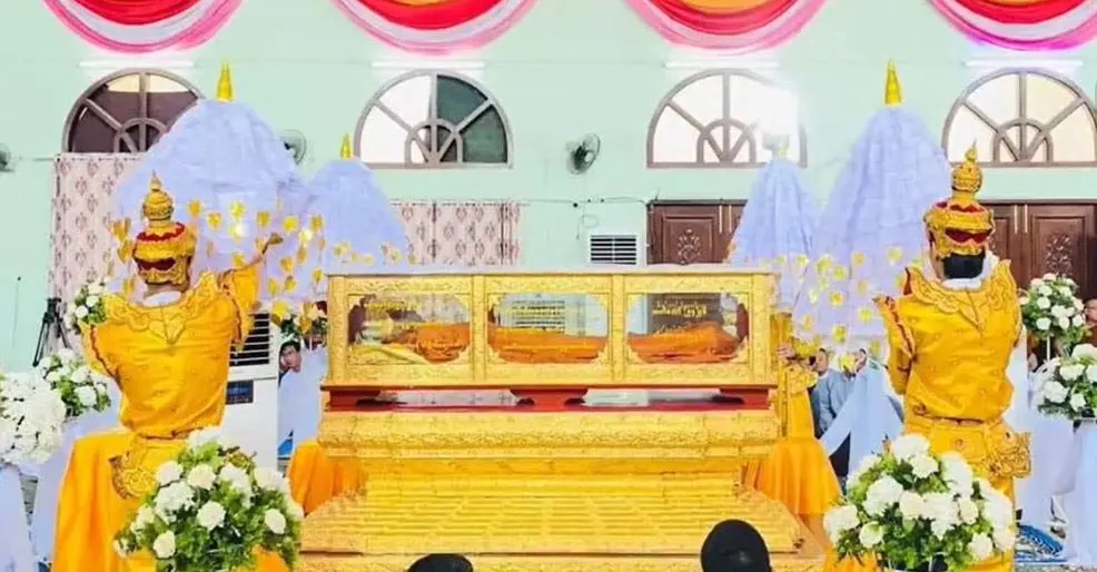 The spirits offered a white halo to the monk