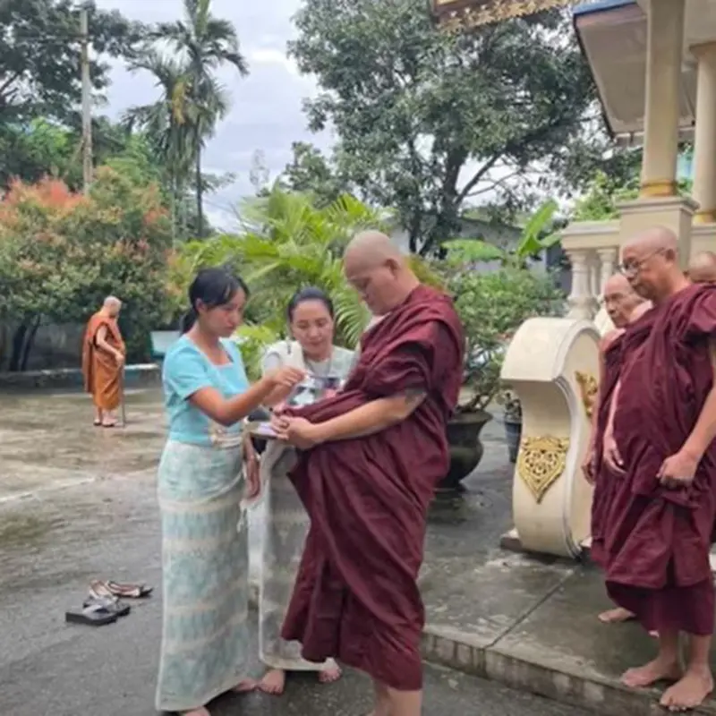 เลย์ พยู นักร้องที่จบการเดินทางในนาม อู วีเว่ย และแต่งกายเป็นพระภิกษุ