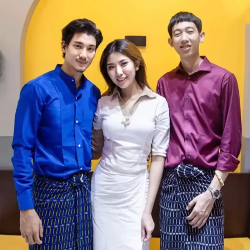 เขาพาแฟนสาวของเขากลับบ้านและแนะนำให้เธอรู้จักกับพ่อแม่ของเธอ