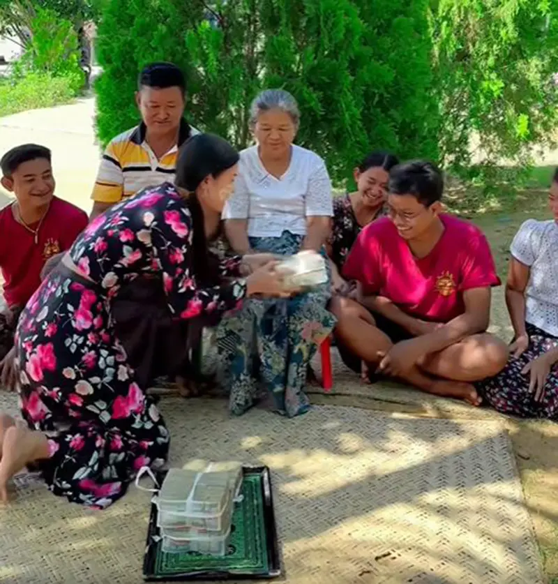 แซลลี่ พยู พยู ฮตเว เตะพ่อแม่และญาติด้วยข้าวของกล่องใหญ่