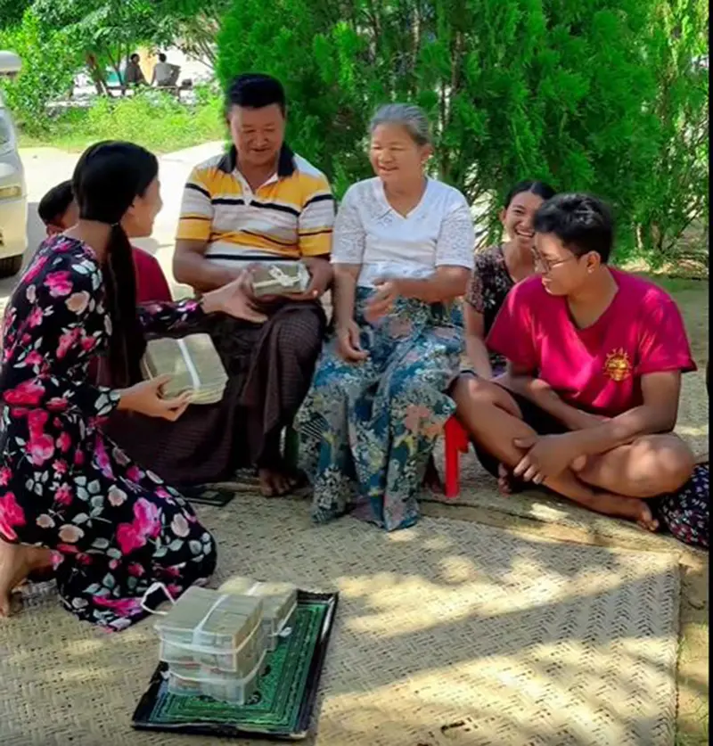 แซลลี่ พยู พยู ฮตเว เตะพ่อแม่และญาติด้วยข้าวของกล่องใหญ่