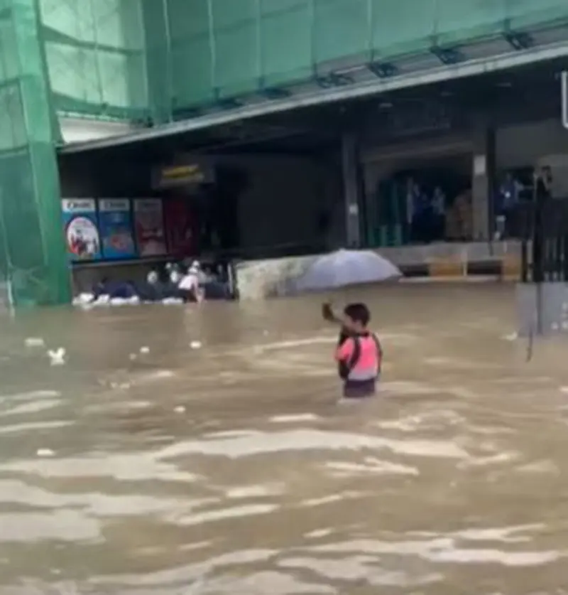 ภาพวิดีโอแท็กซอนของย่างกุ้งถูกน้ำท่วมหลังฝนตกหนัก