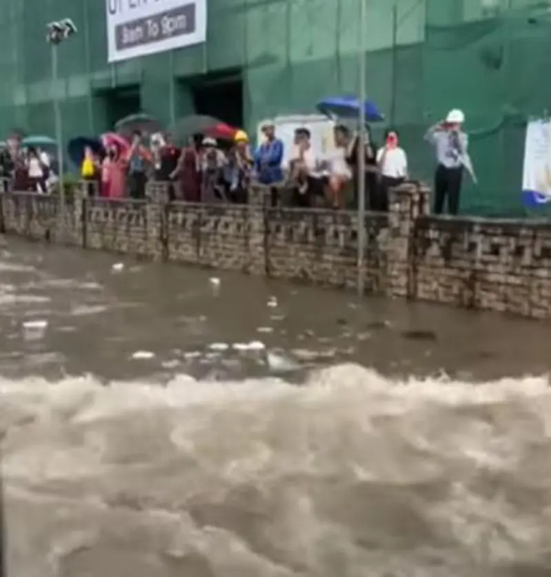 ภาพวิดีโอแท็กซอนของย่างกุ้งถูกน้ำท่วมหลังฝนตกหนัก