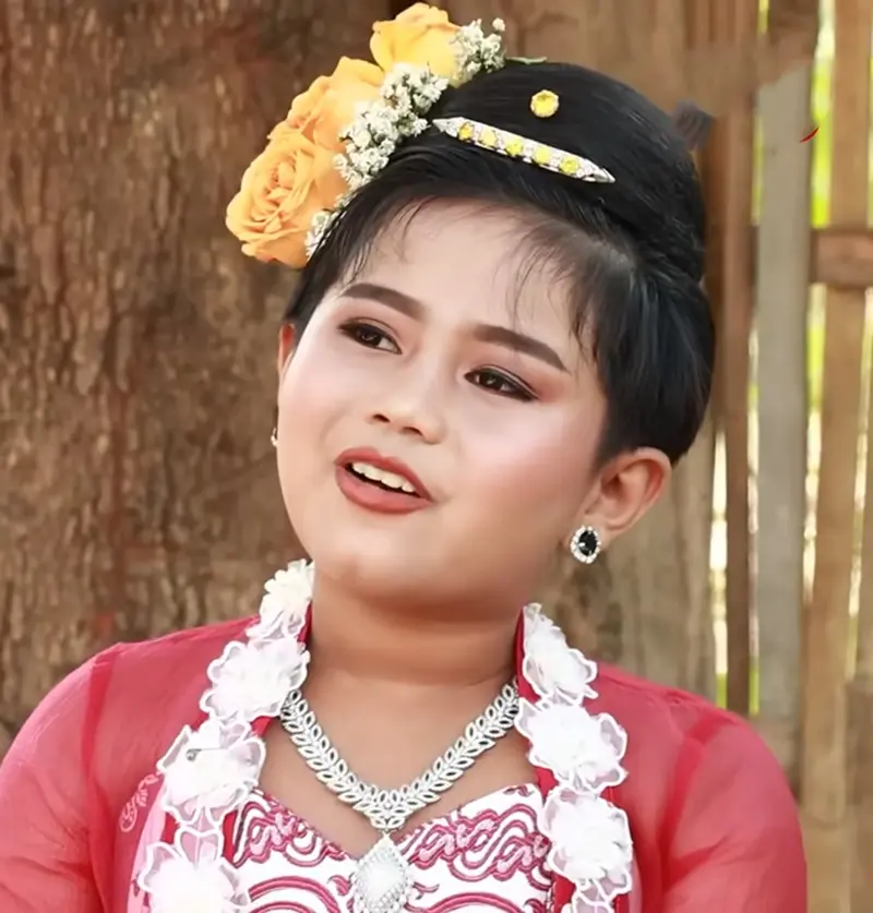 Maw Kun Khant is a famous princess-like singer demonstration