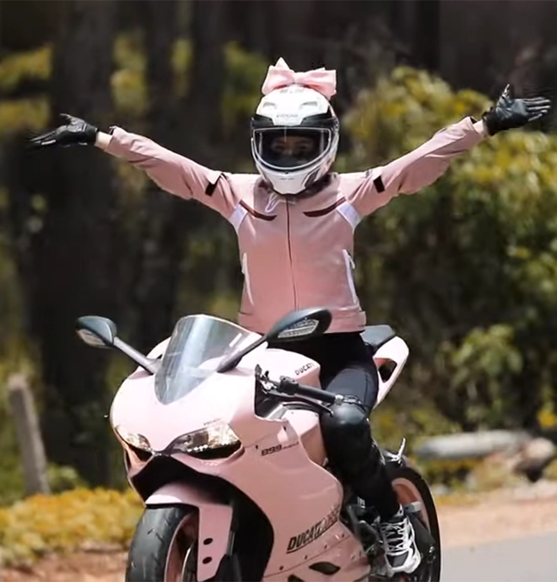 The pink biker Slinnar on the road is famous for riding big bikes <img src="https://news.oneday.press/wp-content/uploads/2024/06/488s.webp" alt="The pink biker Slinnar on the road is famous for riding big bikes">