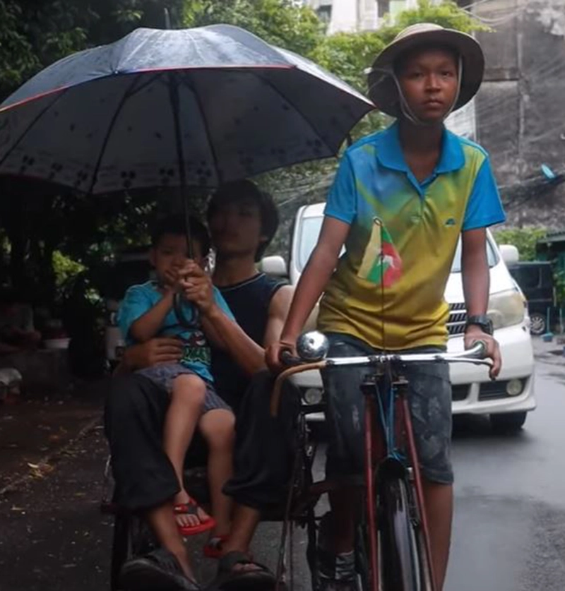 A schoolboy riding a rickshaw to feed his parents <img src="https://news.oneday.press/wp-content/uploads/2024/06/497n.webp" alt="A schoolboy riding a rickshaw to feed his parents">