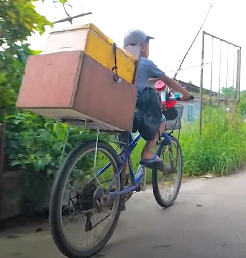 A young man selling bread to feed his mother daily <img src="https://news.oneday.press/wp-content/uploads/2024/07/514h.webp" alt="A young man selling bread to feed his mother daily">