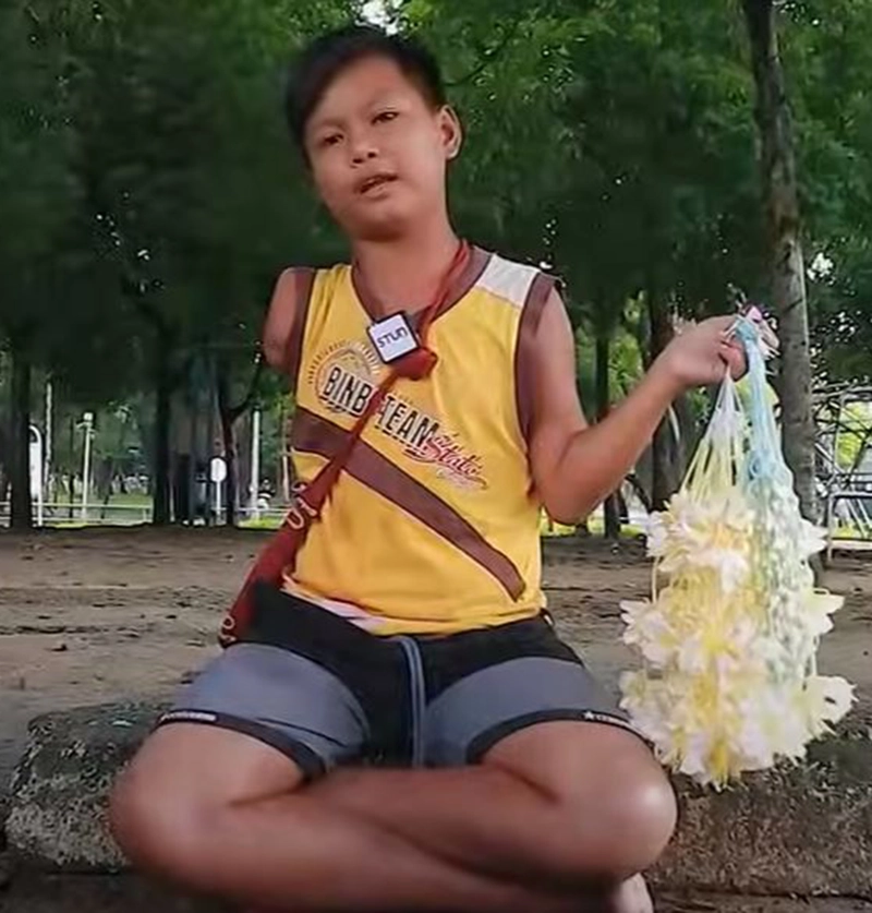 A young boy can sell flowers and repay his father <img src="https://news.oneday.press/wp-content/uploads/2024/08/528d.webp" alt="A young boy can sell flowers and repay his father">